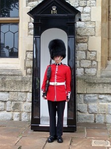 Die "Beefeater" dürfen sich übrigens nicht bewegen und ihren Posten nicht verlassen.