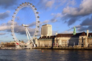 Das "London Eye" an dem Fluss Themse