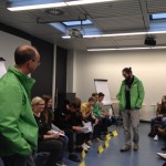 Die Männer von Greenpeace. Zu erkennen an den grünen Jacken ...